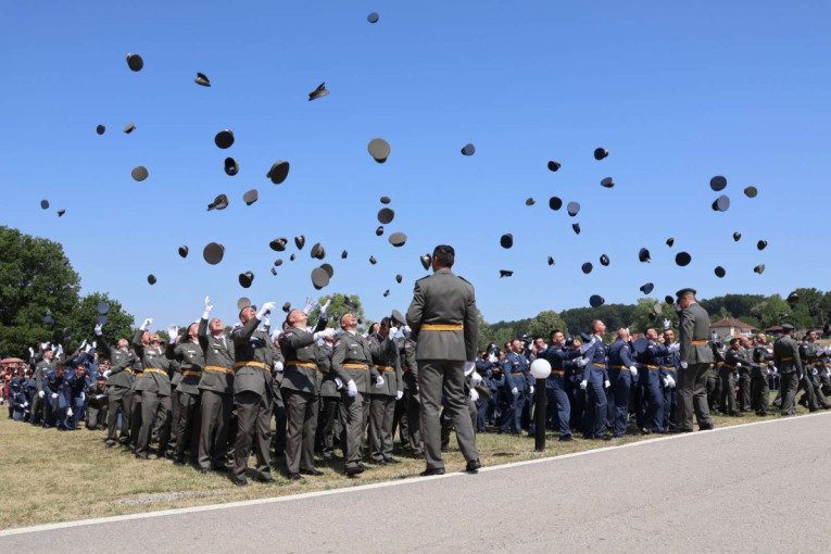 Suze, zastava i poljubac: Ivana i Željko zakleli se otadžbini, ali i jedno drugom! (FOTO)