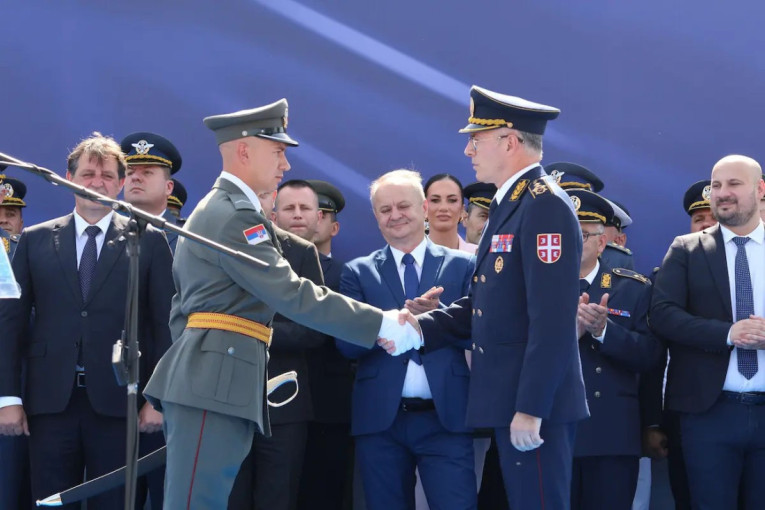 Suze, zastava i poljubac: Ivana i Željko zakleli se otadžbini, ali i jedno drugom! (FOTO)