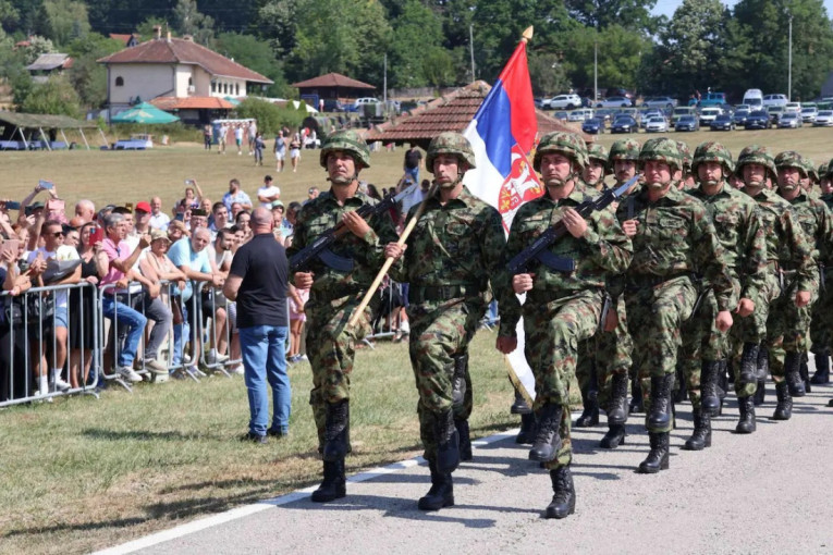 Suze, zastava i poljubac: Ivana i Željko zakleli se otadžbini, ali i jedno drugom! (FOTO)