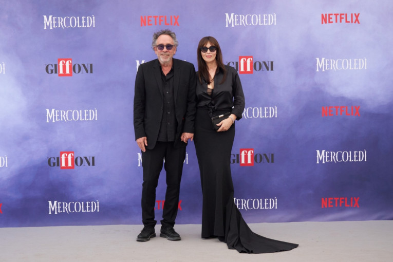 Crna je definitivno njihova boja: Monika Beluči i Tim Barton su se pojavili u Italiji kao pravi primer sklada i elegancije (FOTO)