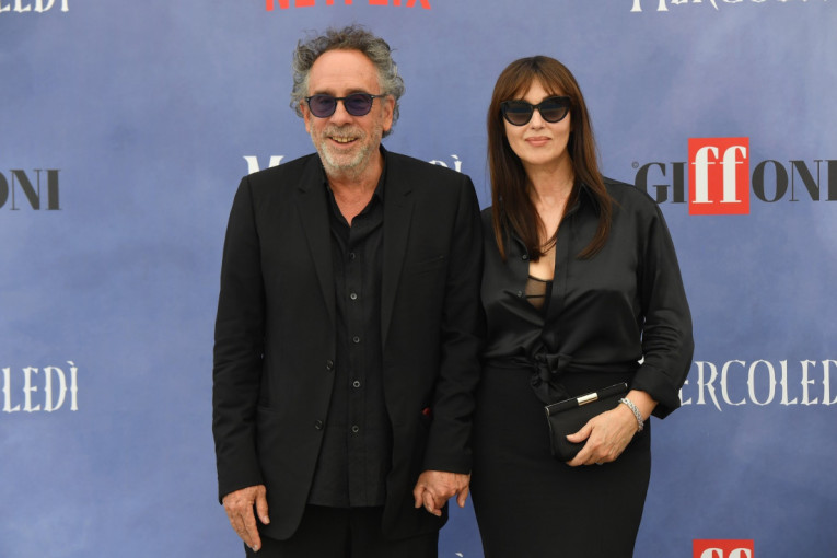 Crna je definitivno njihova boja: Monika Beluči i Tim Barton su se pojavili u Italiji kao pravi primer sklada i elegancije (FOTO)