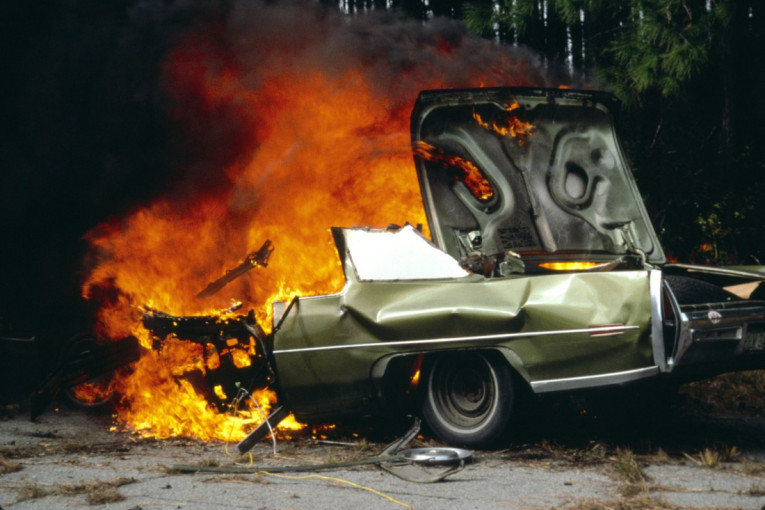 Drama u Železniku! Automobil gori nasred ulice, neverovatna scena