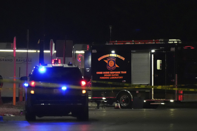 Horor u supermarketu! Čovek vitlao nožem, ranjeno 11 ljudi!