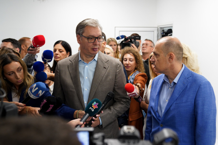 Vučić obišao Centar za palijativno zbrinjavanje: Najavio i povećanje zarada u zdravstvu - "Više od 100 ljudi vratilo se iz inostranstva"