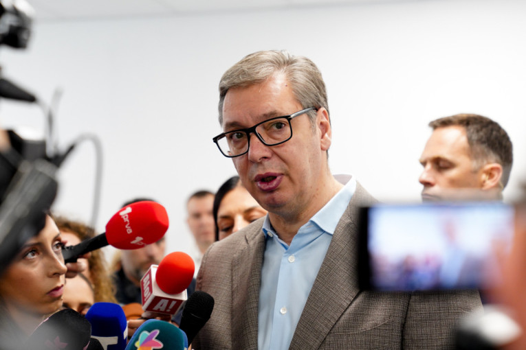 Vučić obišao Centar za palijativno zbrinjavanje: Najavio i povećanje zarada u zdravstvu - "Više od 100 ljudi vratilo se iz inostranstva"