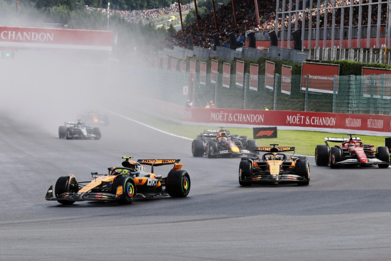 Oskar i Lando "kišni ljudi": Tandem Meklarena opet slavio, i to u trci koja je kasnila i kasnila (FOTO)