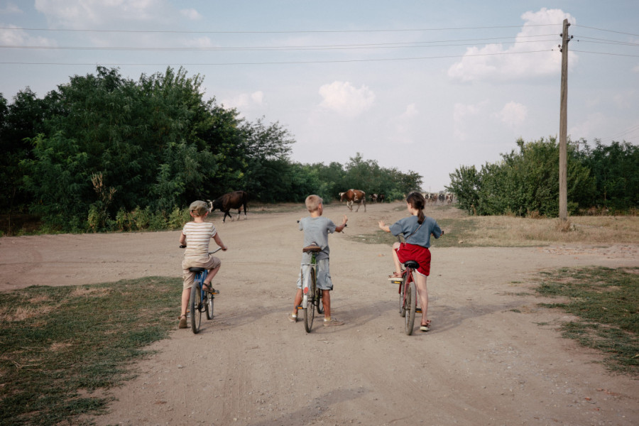 Srpska koprodukcija „Kratko leto“ premijerno u Veneciji: Priča o sedmogodišnjoj devojčici u vihoru rata i terorističkih napada (FOTO)