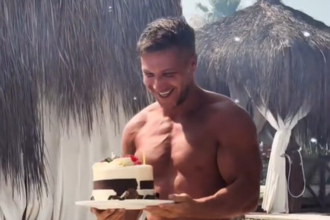 Okupali ga šampanjcem! Sašu Kovačevića sačekalo veliko rođendansko iznenađenje! (FOTO)