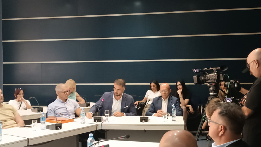 SKANDAL: Opozicija nije glasala za spomenik žrtvama u Novom Sadu