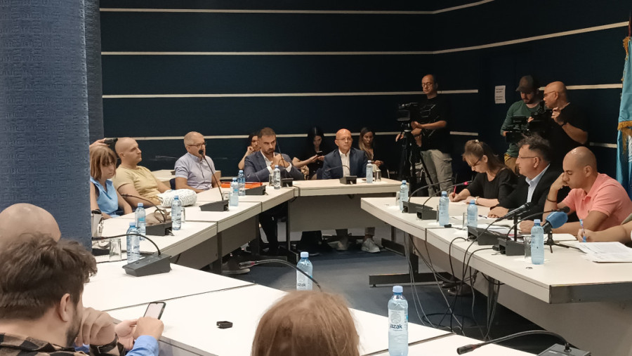 SKANDAL: Opozicija nije glasala za spomenik žrtvama u Novom Sadu