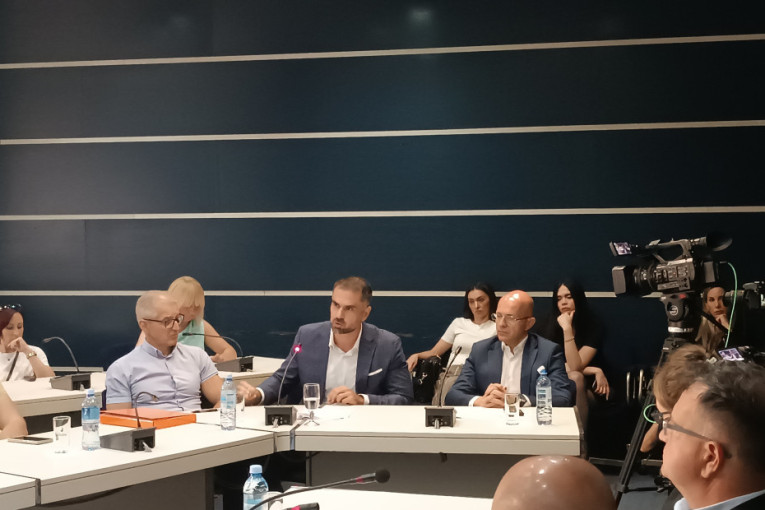 SKANDAL: Opozicija nije glasala za spomenik žrtvama u Novom Sadu