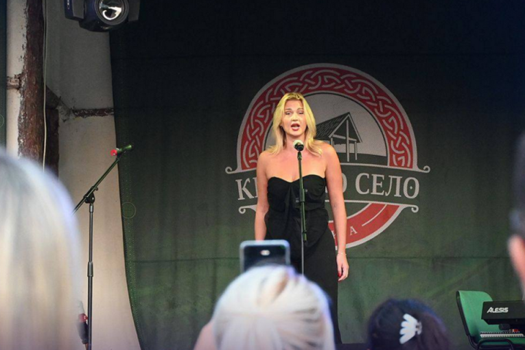 "Arije u srcu Vojvodine" u Keltskom selu: Mlade umetnice očarale publiku klasičnim izvođenjima