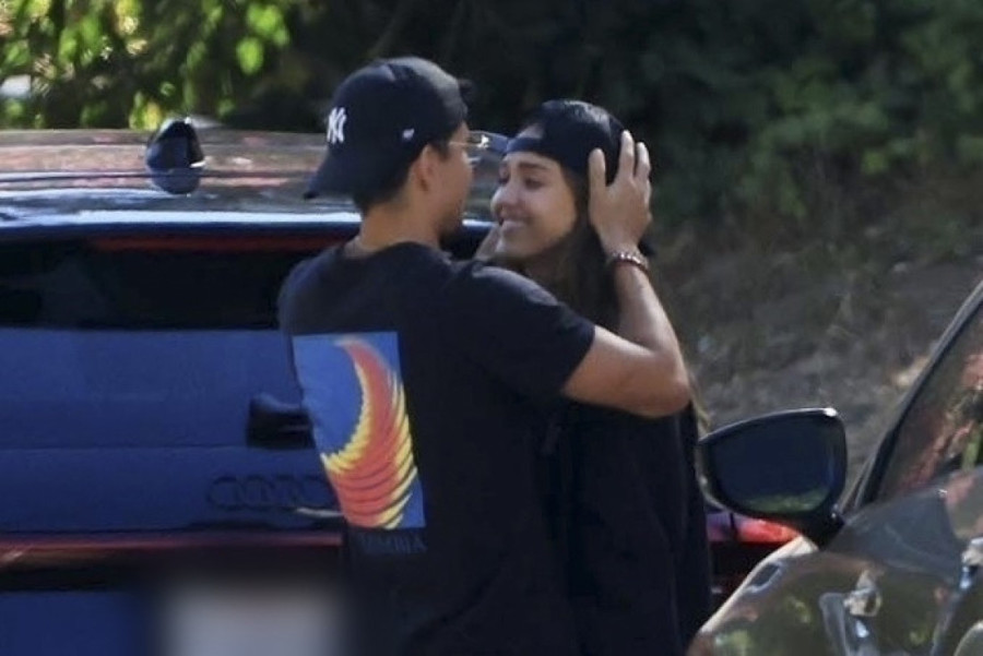 Bivši muž Džesike Albe očigledno baš ima svoj tip žena: Viđen na večeri s njenom dvojnicom! (FOTO)