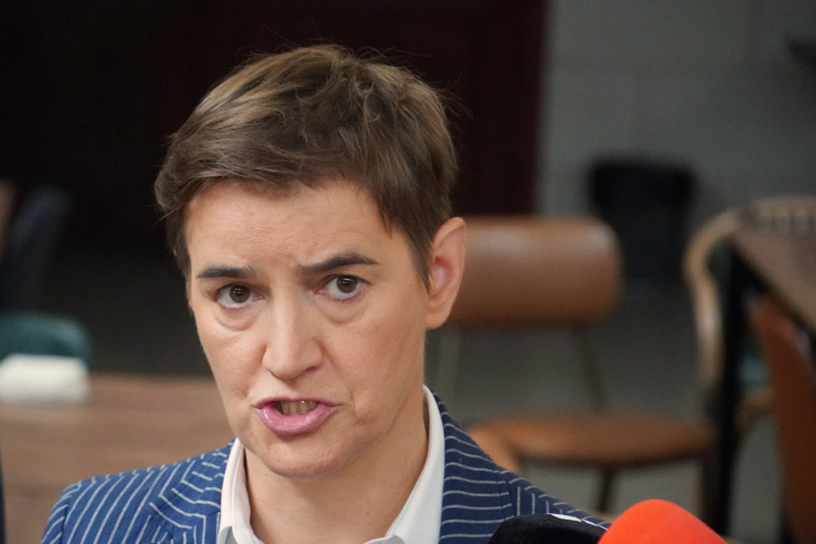 Blokaderi ponovo oskrnavili srpsku trobojku! Brnabić: Ne mogu a da ne kidišu na nacionalne simbole ove zemlje