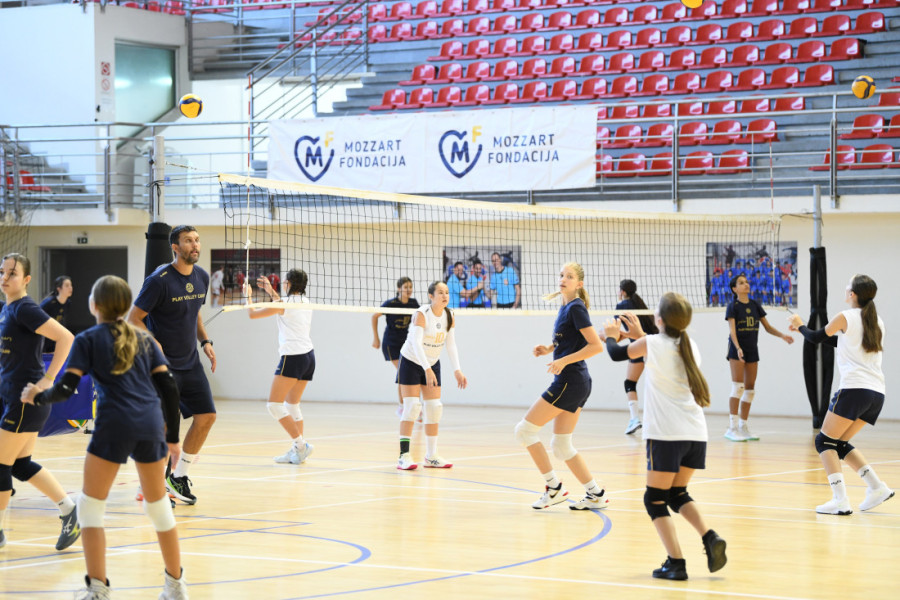 Zlatni jubilej kampa Play Volley - deca sa Kosova i Metohije besplatno trenirala uz podršku Fondacije Mozzart