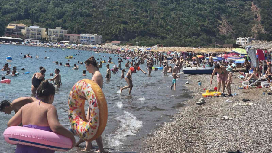 Ko kaže da je sezona pukla! Na jednoj plaži u Crnoj Gori nema gde šibica da padne - ovo su cene (FOTO)