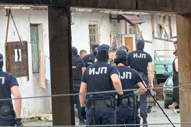 Pucnjava u Novom Sadu: Muškarac ispalio više hitaca, pa se zabarikadirao