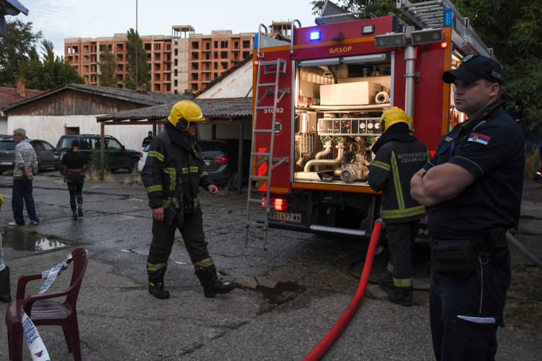 Detalji drame u Novom Sadu: Muškarac pucao tokom požara, jedna osoba ranjena! (VIDEO)
