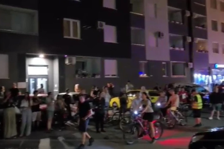 Šačica histeričnih blokadera opet ispred kuće Žarka Mićina (VIDEO)