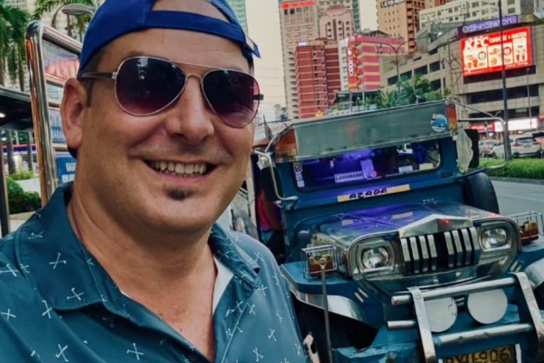 Baci pikado, pa na aerodrom! Ljudi ga pitaju da li je lud, a ovaj putnik ruši sva pravila turizma! (FOTO/VIDEO)