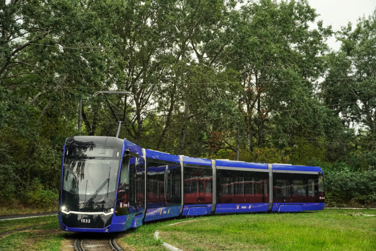 Evo gde jezdi novi ponos Beograda: Ovaj plavi lepotan ima sve na dugme, a vožnja nikad udobnija! (FOTO/VIDEO)