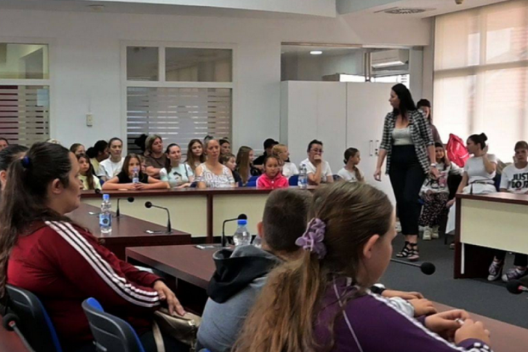 Roditeljski sastanak u susret letovanju: Uz podršku opštine Inđija 49 mališana putuje u Baošiće