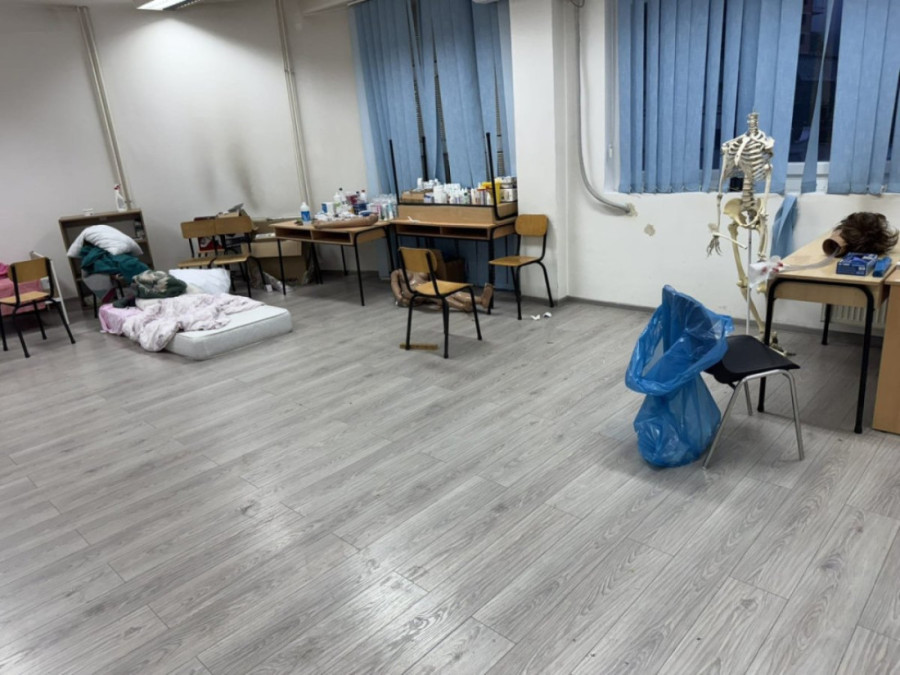 Novi Pazar: Užas u zgradi DUNP-a posle blokade: Prljavština, đubre i haos dočekali profesore i studente! (FOTO)