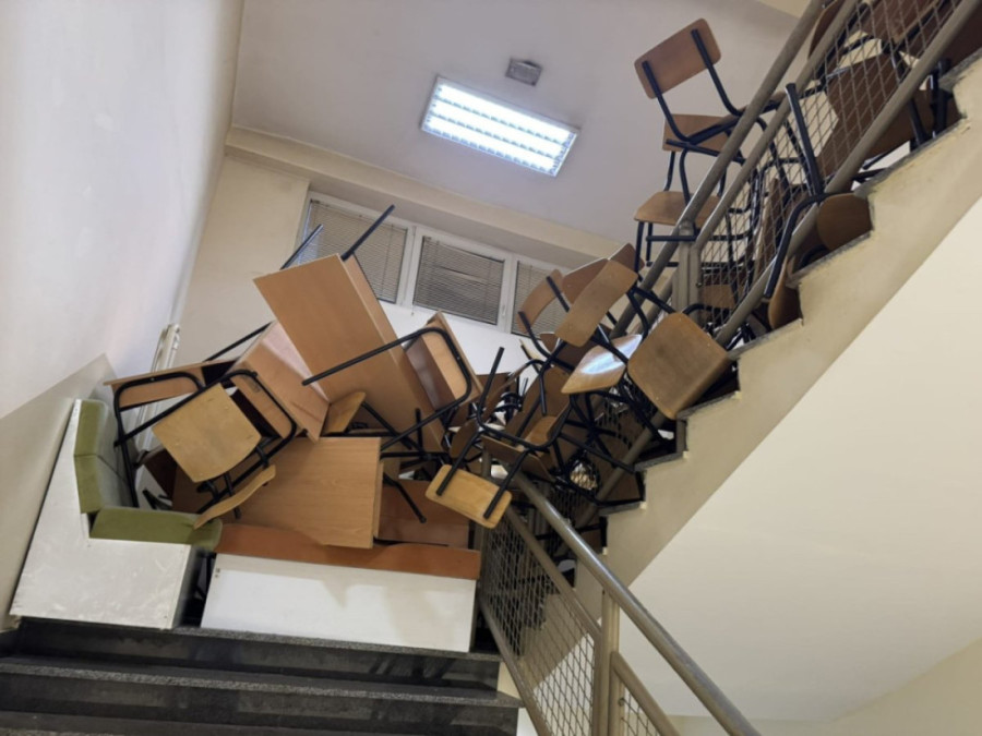 Novi Pazar: Užas u zgradi DUNP-a posle blokade: Prljavština, đubre i haos dočekali profesore i studente! (FOTO)