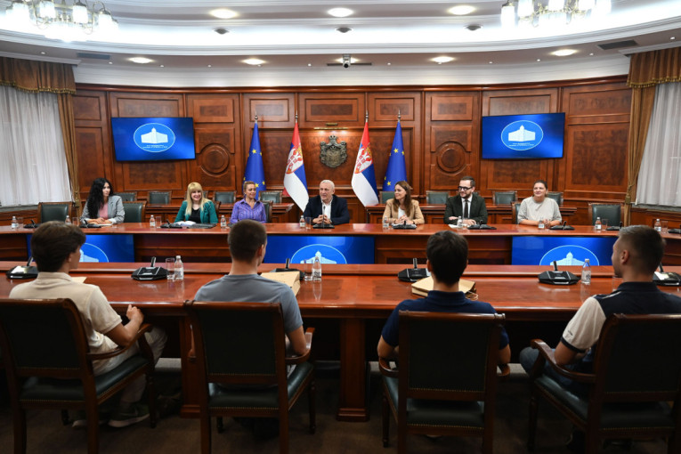 Ministar akademik Bela Balint ispratio srpsku reprezentaciju na predstojeću Olimpijadu iz veštačke inteligencije u Кini (FOTO)