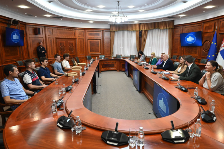 Ministar akademik Bela Balint ispratio srpsku reprezentaciju na predstojeću Olimpijadu iz veštačke inteligencije u Кini (FOTO)