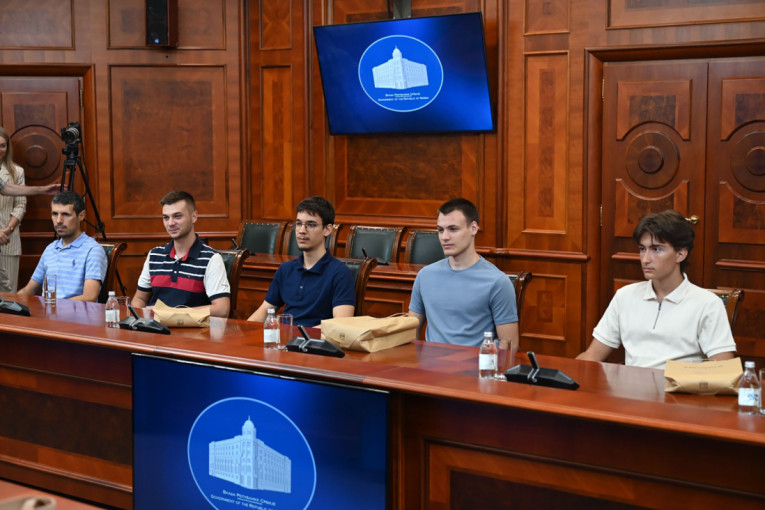 Ministar akademik Bela Balint ispratio srpsku reprezentaciju na predstojeću Olimpijadu iz veštačke inteligencije u Кini (FOTO)