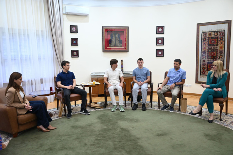 Ministar akademik Bela Balint ispratio srpsku reprezentaciju na predstojeću Olimpijadu iz veštačke inteligencije u Кini (FOTO)