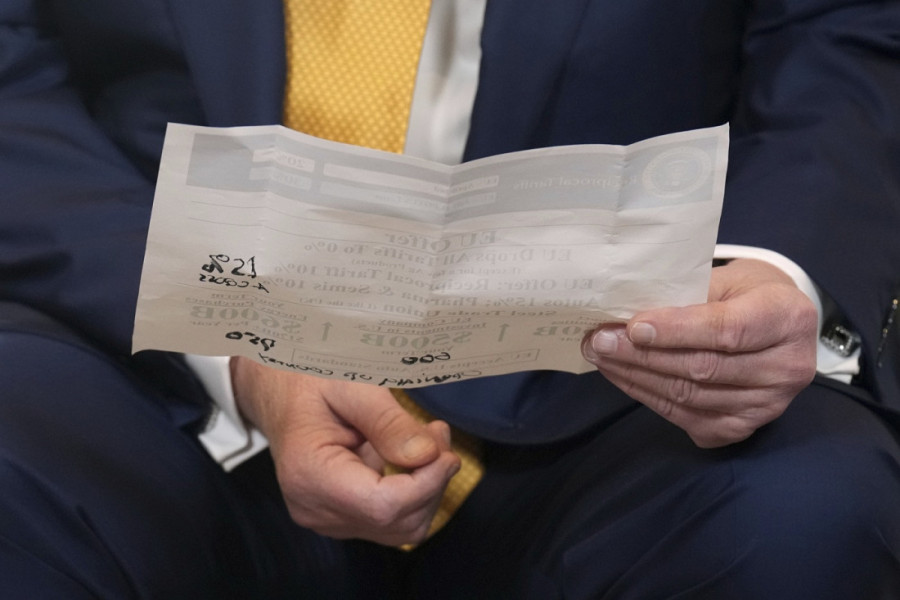 Evropa je pristala na sve, čak i na poniženje: Papir u Trampovoj ruci tokom sastanka sa šeficom EK otkrio detalje sporazuma (FOTO)
