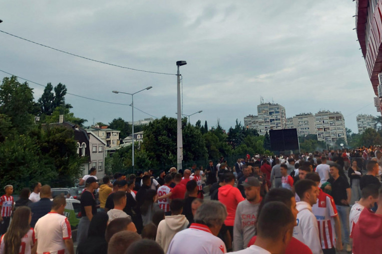 Tuča ispred Marakane: Navijači Zvezde se sukobili sa policijom!