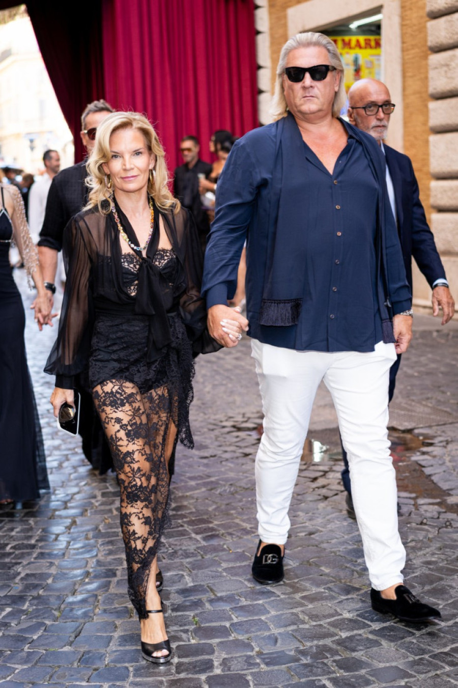 Ne dozvolite da vam garderoba sabotira izgled: Stilisti otkrivaju 10 znakova da vam odeća ne stoji kako treba