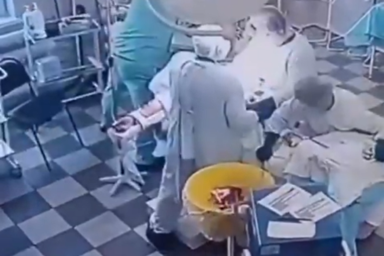 Hipokratova zakletva na delu: Tri ruska lekara izvodila operaciju usred zemljotresa, njihova herojska reakcija osvojila internet (VIDEO)