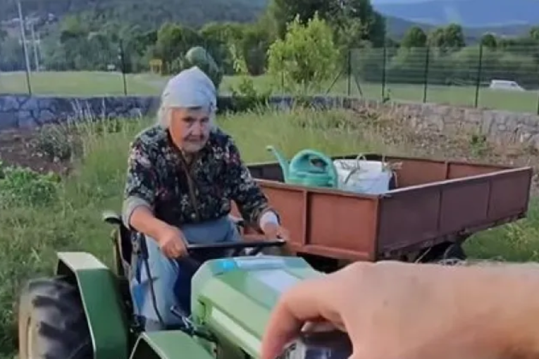 Baka od 95 godina oborila internet: Sela na traktor i provozala ga, pa postala senzacija (VIDEO)