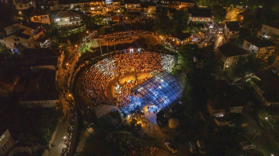 Spektakl Jelene Rozge se nastavlja – magija pod zvezdama u punom Antičkom teatru u Ohridu!