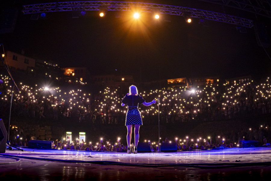 Spektakl Jelene Rozge se nastavlja – magija pod zvezdama u punom Antičkom teatru u Ohridu!