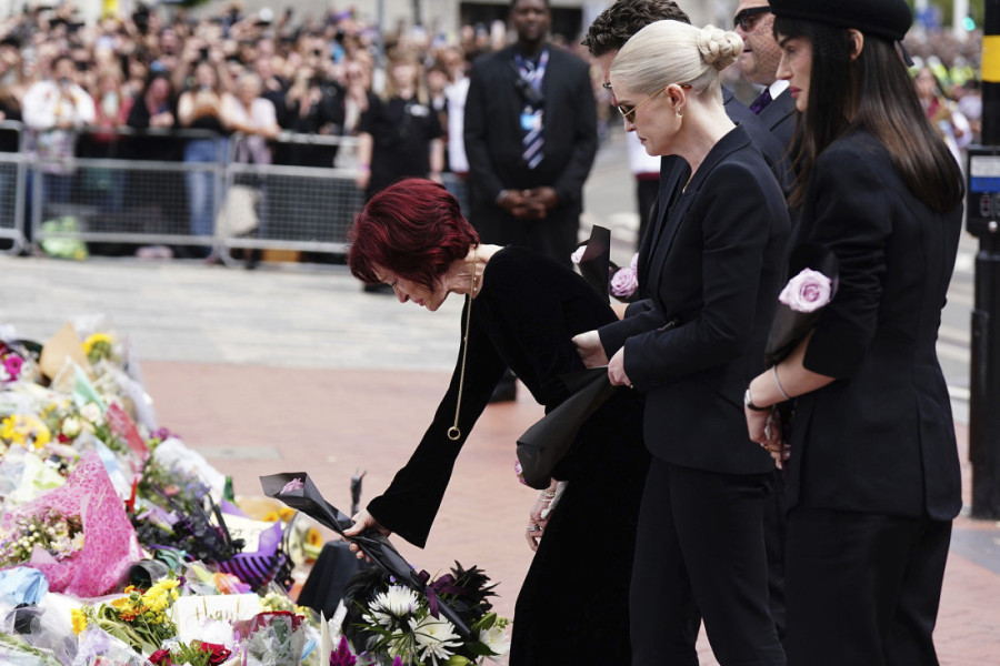 Sahrana Ozija Ozborna: Porodica u suzama, fanovi uzvikuju njegovo ime! Jeza na ulicama pevačevog rodnog grada (FOTO)