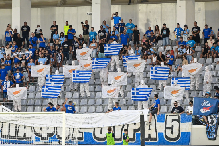 Scena iz Srbije obilazi Evropu: Navijači u Bačkoj Topoli stavili maske i obukli skafandere, pa digli zastave Kipra i Grčke!