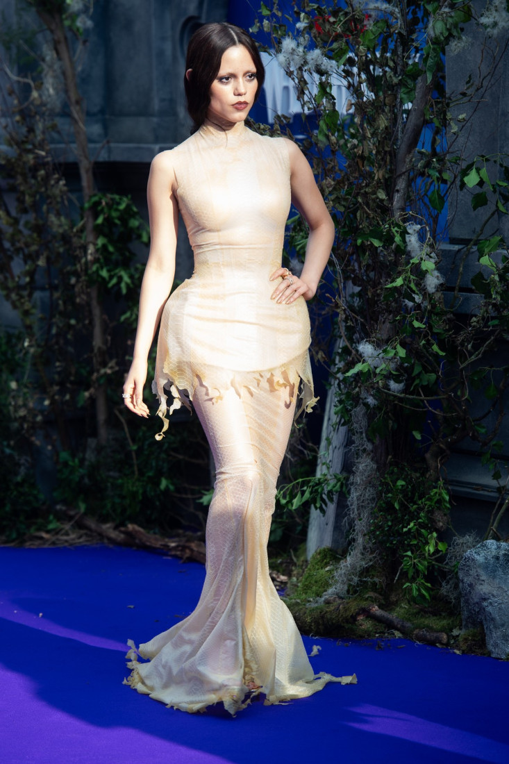 Džena Ortega u zmijskom izdanju i sa izblajhanim obrvama: Futuristička moda u Londonu (FOTO)