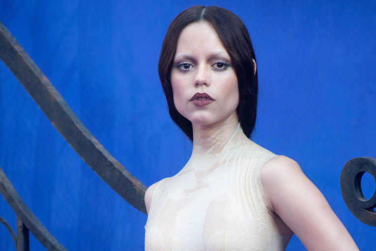 Džena Ortega u zmijskom izdanju i sa izblajhanim obrvama: Futuristička moda u Londonu (FOTO)