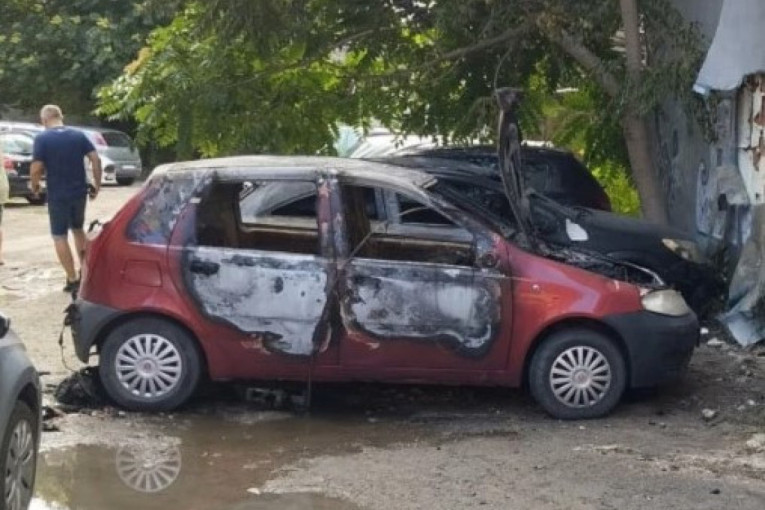 Gorelo u centru Novog Sada: Automobili uništeni u vatri, sve krenulo od "fijata" (FOTO)