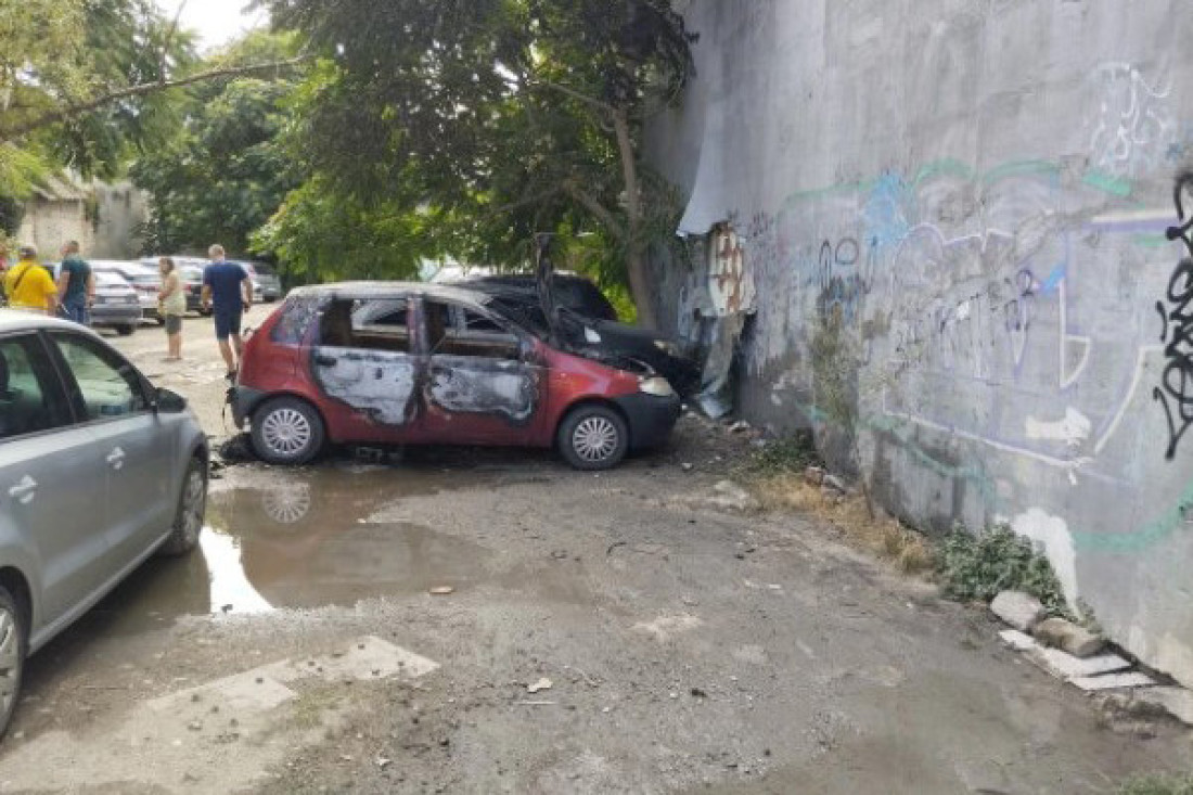 Gorelo u centru Novog Sada: Automobili uništeni u vatri, sve krenulo od "fijata" (FOTO)