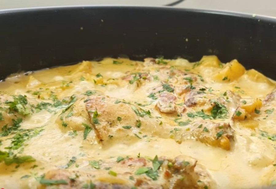 Recept dana: Kremasta piletina sa prazilukom i graškom sprema se u jednom loncu, a savršen je porodični ručak