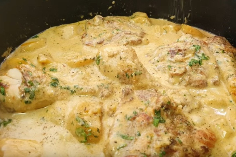 Recept dana: Kremasta piletina sa prazilukom i graškom sprema se u jednom loncu, a savršen je porodični ručak