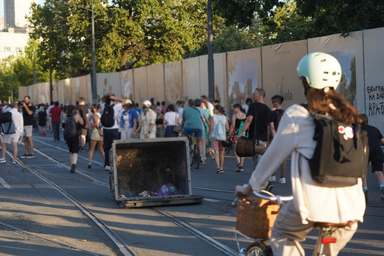 Vučić o blokaderima: Žele nenadležnog predsednika koji bi klečao pred svima (VIDEO)