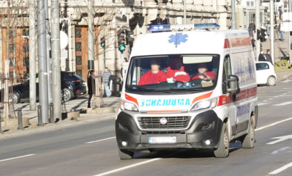 Dva udesa za samo nekoliko sati: Automobil sleteo sa Pančevačkog mosta, motociklista hitno prevezen u Urgentni centar