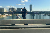 Drama na Brankovom mostu: Muškarac pretio da će skočiti, policija došla u pomoć! (FOTO)
